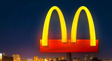 McDonald’s fecha salões e parte arcos dourados ao meio