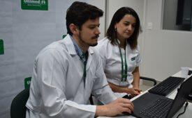 A Unimed-BH oferece o serviço de consulta on-line para atender clientes com sintomas de coronavírus. Na foto, o médico especialista em Medicina de Família e Comunidade e cooperado da Unimed-BH, Marcos Quintão, e a enfermeira, Bruna Seabra, fazem o atendimento remoto (Crédito: Divulgação/ Unimed-BH)