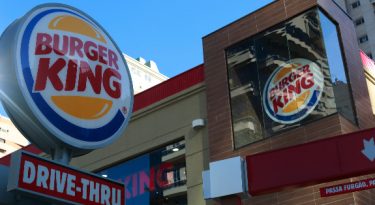 Fast-food derruba barreiras para minimizar danos