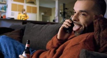 Budweiser recria campanha icônica “Whassup”