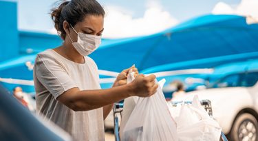 Crise eleva venda de itens essenciais e derruba beleza