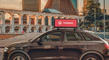 Mobees instala smart screens em carros de apps