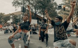 Para Levis Novaes, do MOOC, os indivíduos dentro das empresas devem avaliar qual é seu local de privilégio e como atuar como indivíduo na luta antirracista para, depois, entender a postura da marca (Crédito: Clay Banks/Unsplash)