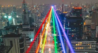 Doritos ilumina avenida Paulista com as cores do arco-íris