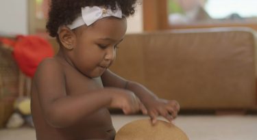 Huggies compõe música para estimular bebês