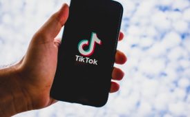 Vídeos curtos foram popularizados por aplicativos como o TikTok (Crédito: Kon Karampelas/Unsplash)