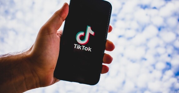 Vídeos curtos foram popularizados por aplicativos como o TikTok (Crédito: Kon Karampelas/Unsplash)