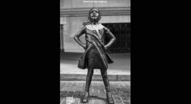 Fearless Girl homenageia Ruth Bader Ginsburg