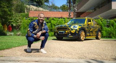 Dani Alves vende carro autografado no Mercado Livre