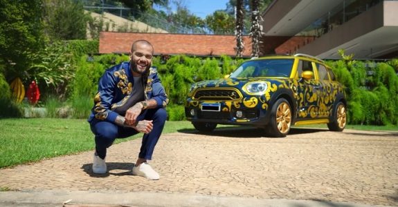 Dani Alves vende carro autografado no Mercado Livre