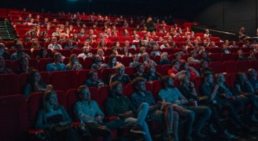 Cinemas voltam com novos filmes e soluções publicitárias