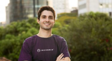 Qual o desafio em implementar dados dinâmicos?