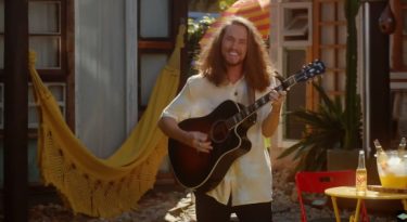 Cerveja Sol se une a Vitor Kley para celebrar a energia solar