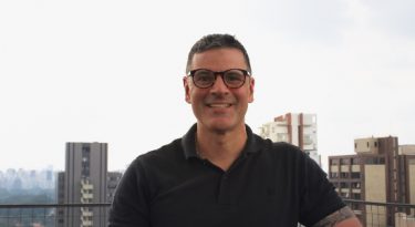 99 contrata head de marketing & growth