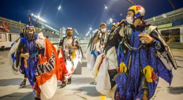 Red Bull usa skydive para “pular Carnaval” em São Paulo