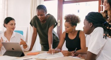 Oportunidades: aceleração para startups lideradas por mulheres, projetos sociais e prêmio de diversidade