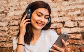 Você sabia que o áudio digital conecta marcas com mais de 100 milhões de pessoas?