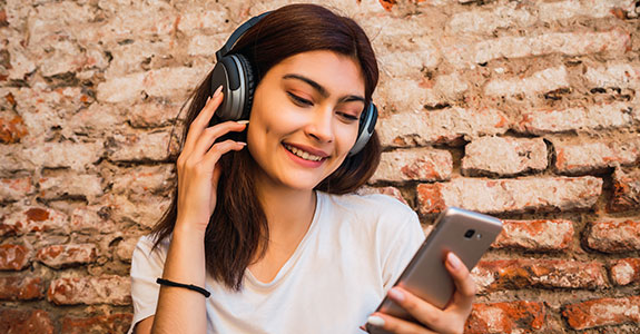 Você sabia que o áudio digital conecta marcas com mais de 100 milhões de pessoas?