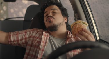 Méqui usa sucesso de Barões da Pisadinha em comercial
