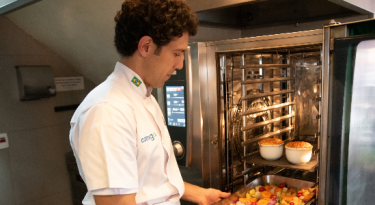 Comgás traz o chef Rodrigo Oliveira em ação pelo consumo consciente