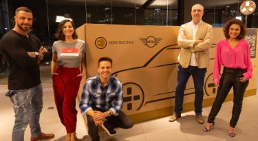Mini une personalidades para apresentar carro elétrico
