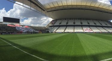 iFood cria floresta digital em campo de futebol