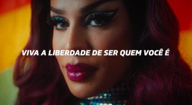 Gloria Groove estrela ação de Doritos Rainbow pela liberdade