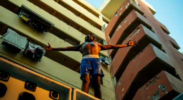Club Social lança música com grupo Heavy Baile em apoio à arte de rua