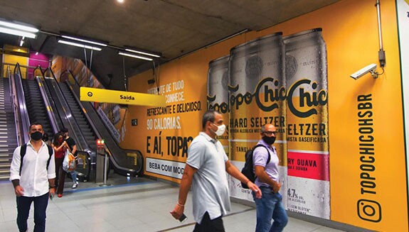 Dominação de estação de metrô para o lançamento de Topo Chico