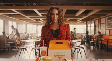 VMA e sotaque: os bastidores da parceria de Anitta com o Burger King