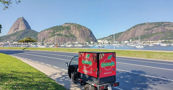 Para anunciar novas lojas da Hortifruti, Acessooh criou comunicação em mídias como bicicletas e bancas