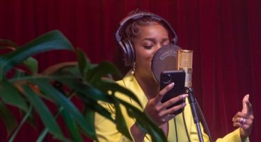 Iza cria música com artistas periféricos em série da Devassa