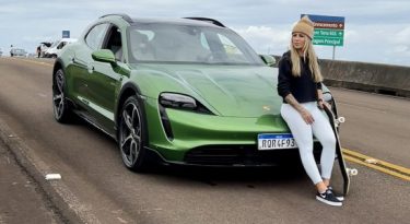 Leticia Bufoni estrela lançamento de carro elétrico da Porsche