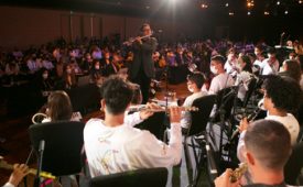 Elo exalta poder das parcerias com orquestra e arte