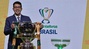 Copa do Brasil: troca de nome e taça em tempo real