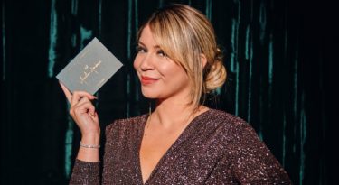 Océane apresenta linha de maquiagem assinada por Marília Mendonça