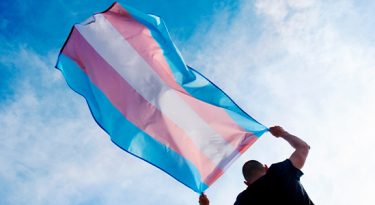 A jornada da comunidade trans na indústria da comunicação