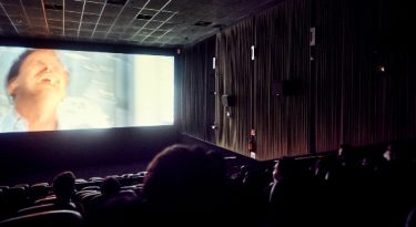 Cinemas se preparam para retomada em 2022