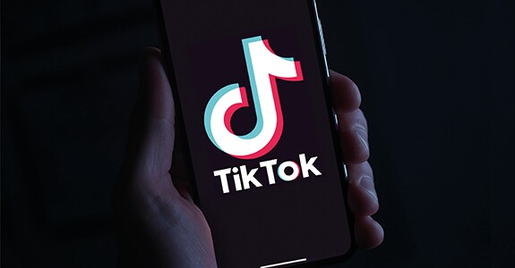 Celular com tela do TikTok