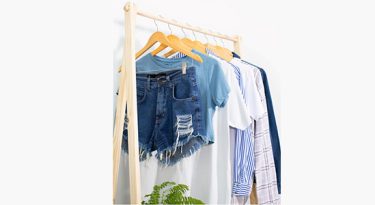 Por que comprar – e vender – roupas usadas está na moda?