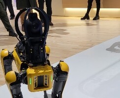 Robôs garçons, de guarda e vigilância são atração do MWC