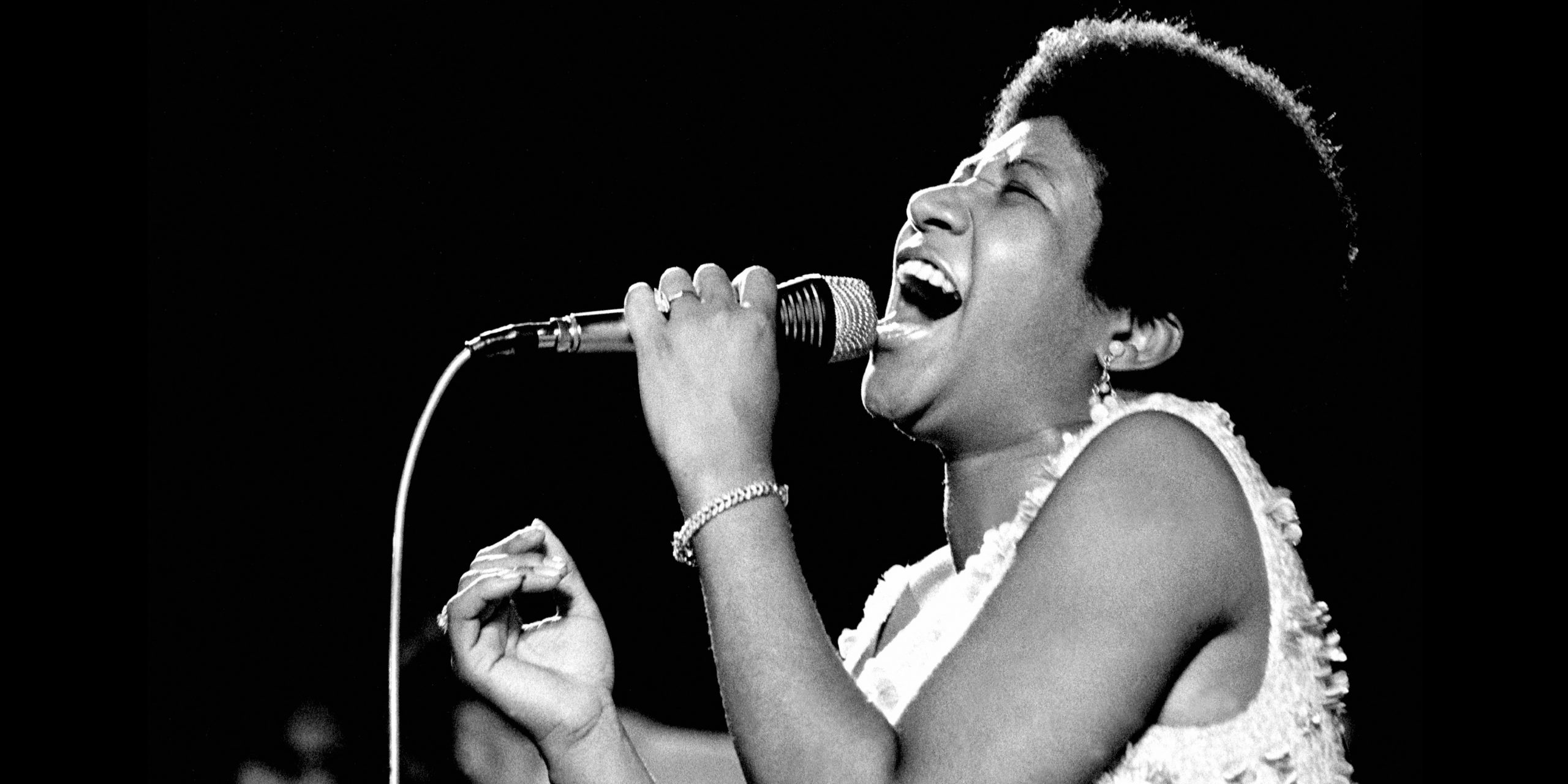 Aretha Franklin en foto blanco y negro cantando