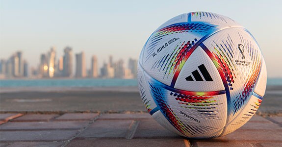 A da Adidas com bola da Copa do