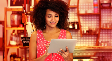 Segundo a eMarketer, em 2021, foram investidos US$ 10,6 bilhões em retail media no Brasil
