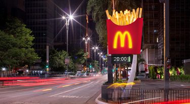 Relógios de rua de SP viram batatas-fritas gigantes do McDonald’s