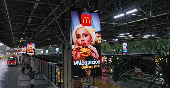Campanha do McDonald’s em painel de led da RZK Digital