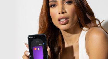 Com Anitta, Nubank estreia no Samsung Pay