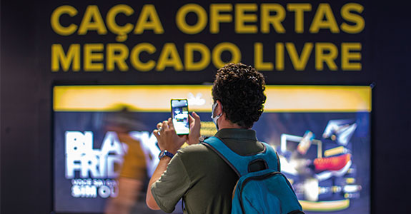 Ação interativa de Black Friday do Mercado Livre deu descontos de até 80% para passageiros do metrô de São Paulo