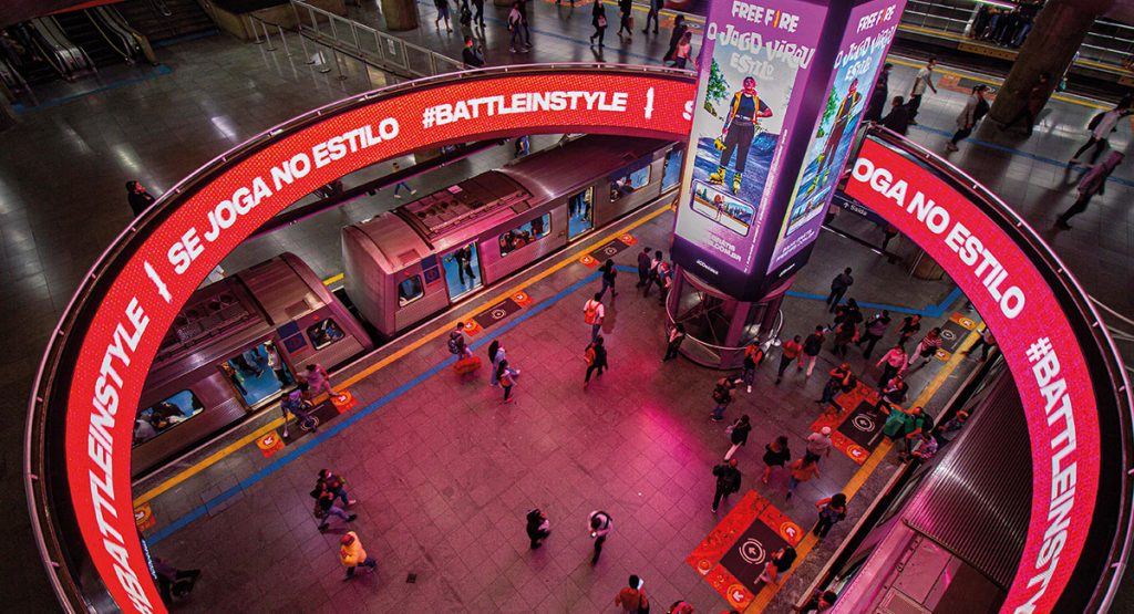 FreeFire une-se à JCDecaux e divulga campanha #BattleInStyle na estação Sé, do metrô de São Paulo