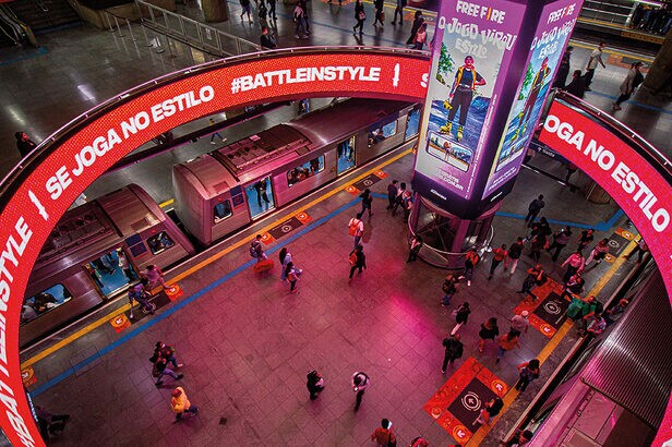 FreeFire une-se à JCDecaux e divulga campanha #BattleInStyle na estação Sé, do metrô de São Paulo